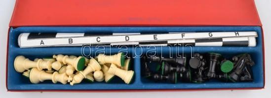 Versenysakk készlet, vászon tábla, műanyag figurák, eredeti dobozában, 44×44 cm