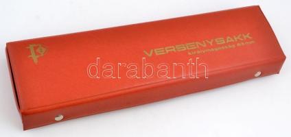 Versenysakk készlet, vászon tábla, műanyag figurák, eredeti dobozában, 44×44 cm