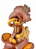 Csavlek Etelka (1947-): Repülő mesefigura. Festett mázas kerámia, jelzett, apró kopásnyomókkal, m: 2...