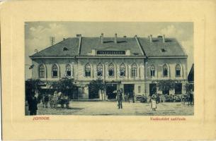 Zombor, Sombor; Vadászkürt szálloda, kávéház és étterem, lovaskocsik. W.L. Bp. 3741. / hotel, cafe and restaurant, horse carts