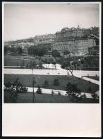 cca 1935 Budapest, a Tabán lebontása utáni rendezett terület a Királyi Várral, fotó, középen törésvonallal, hátoldalon megerősítve, 17×12,5 cm