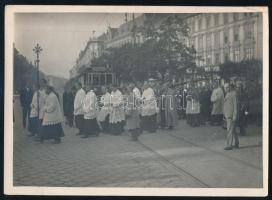 cca 1935 Budapest, Szent Jobb körmenet a Nagykörúton, Serédi Jusztinián bíborossal, háttérben egy 6-os villamos, 13×18 cm