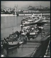 cca 1930 Budapest, halászbárkák a Duna-parton, háttérben az Erzsébet híd és a Királyi Vár, későbbi előhívás, 19×17 cm