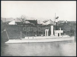 1916 A Dunai Flottila a őrnaszádjának kikötve, az 1980-as években eredeti negatívról előhívott fotó, 18×24 cm