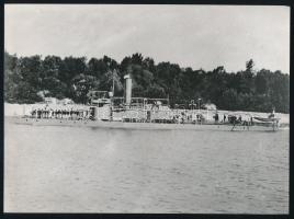 1900 A Dunai Flottila Bodrog monitora a személyzettel, az 1980-as években eredeti negatívról előhívott fotó, 18×24 cm