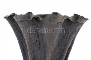 1917 Háborús művészet: 80 mm-es lövegből készült réz váza, alján jelzett, m: 22,5 cm