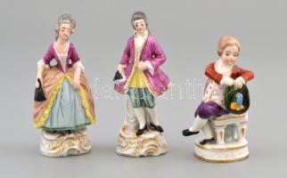 Rokoko ruhás porcelán figurák, 3 db, kézzel festett, jelzett, kopottak, 7 cm és 8,5 cm közötti méretben