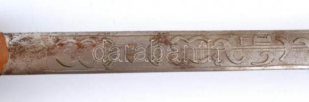 Szamurájkard, replika, kopott tokban, kopott pengével és a pengén csorbákkal, h: 100 cm, tok: h: 81 ...