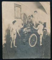 cca 1910 Meztelen nők automobillal 5,5x6,5 cm + pajzán BÚÉK kártya 7x11 cm