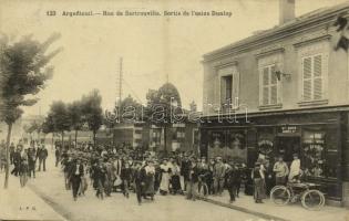 Argenteuil, Rue de Sertrouville, Sortie de lusine Dunlop / street, Dunlop workers leaving the factory