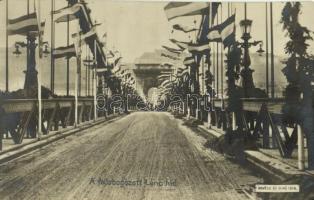 Budapest, A fellobogózott Lánchíd IV. Károly király koronázásnak alkalmából. Révész és Bíró felvétele 1916.