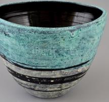 Gorka Lívia (1925-2011): Csíkos kaspó. Festett mázas kerámia, jelzett, apró kopásnyomokkal, m: 15 cm...