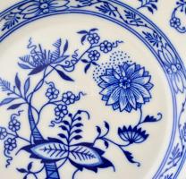 Zsolnay (3 db), Meisseni (2 db), Hutschenreuther (1 db)  hagyma mintás tányér, levonóképes, jelzett,...