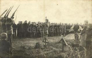Első világháborús osztrák-magyar katonai temetés díszsortűzzel / WWI K.u.K. (Austro-Hungarian) military funeral with honorary shooting. photo (fl)