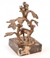 "Szarvas az erdő kapujában" a fa tetején mókussal, fém szobor, jelzés nélkül, mészkő talap...