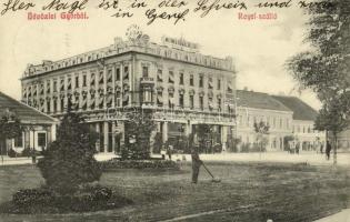 1910 Győr, Meixner Royal szálloda, fűnyíró férfi. Berecz Viktor kiadása