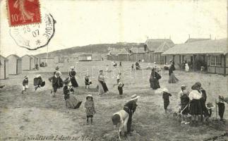 1907 Deauville, Enfants sur la Plage / children on the beach. TCV card (fl)