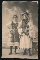 cca 1900 Népviseletes pár. keményhátú fotó, háta sérült 12x19 cm