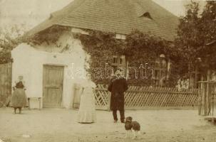 1906 Komáromszentpéter, Szentpéter, Dolny Peter, Svaty Peter, Sväty Peter; nyaraló, ház udvara a tulajdonosokkal és kutyával / villa, house backyard with owners and dog. photo (EK)