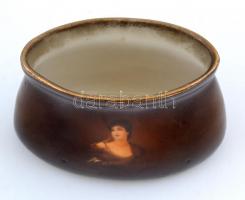 Női arcképes cigaretta kínáló, matricás, jelzés nélkül, kopásnyomokkal, 6×9 cm