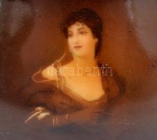 Női arcképes cigaretta kínáló, matricás, jelzés nélkül, kopásnyomokkal, 6×9 cm