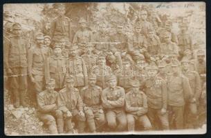 1916 Katonák csoportképe az első világháborúból, fotólap, felületén kopásnyomok, 9×13,5 cm