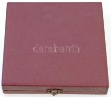 1966. "Kondorosi Csárda 1848" Br plakett sérült dísztokban. Szign.:MB (~103mm) T:2