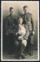 cca 1940 Német katonák kutyával, fotólap, 13,5×8,5 cm