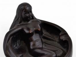 Hamuzó női akt figurával, festett műgyanta, m:6 cm, d: 9,5 cm