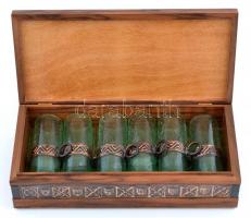 Pálinkás üveg pohárkészlet, 6 db, fa dobozban, m: 8 cm