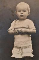 cca 1910-1940 Régi idők portréi, 10 db különféle közepes/normál méretű portréfotó, különböző méretbe...