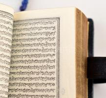 Miniatűr Korán aranyozott lapszélekkel, nagyítóval, kis tékában. 37 mm