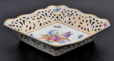 Schumann áttört porcelán tál.  Kézel festett, jelzett, kopásokkal. 21x21 cm