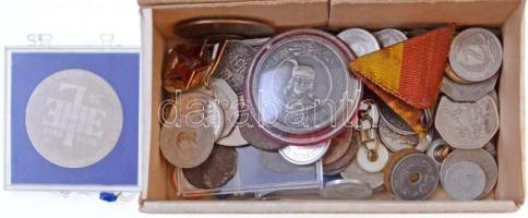 Kis doboznyi vegyes numizmatikai tétel, közte érmék, jelvények, emlékérmek T:vegyes