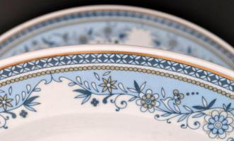 Hollóházi kék mintás porcelán háromemeletes kínáló, matricás, jelzett, hibátlan, m: 37 cm