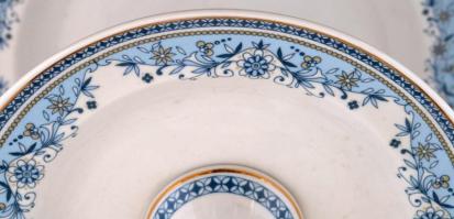 Hollóházi kék mintás porcelán háromemeletes kínáló, matricás, jelzett, hibátlan, m: 37 cm