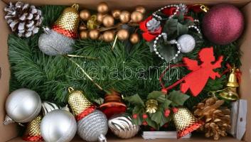Vegyes egy cipősdoboznyi karácsonyi dekoráció, gyertyák, csengők, 3 m-s zöld boa, ...stb.