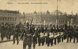 Berlin, Unter den Linden, Die Schlosswache kommt / parade of the castle guards (wet corners)