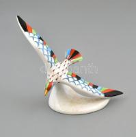 Hollóházi sirály, kézzel festett, jelzett, apró kopásnyomokkal, m: 9,5 cm, h: 14 cm