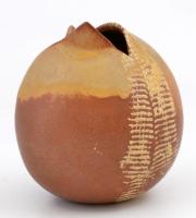 G. E. jelzéssel: Mázas kerámia váza. 16 cm