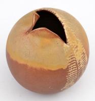 G. E. jelzéssel: Mázas kerámia váza. 16 cm