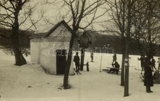 Budapest XII. Svábhegy, Szent Anna kápolna és kút, téli sport, síelés. photo