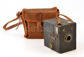 cca 1937-1938 Kodak Eastman Popular Brownie box fényképezőgép, eredeti vászon tokjában, működőképes, jó állapotban / Vintage Kodak box camera in good condition, with case