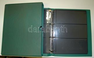 Leuchtturm gyűrűs berakó, 24db barakólappal, ebből 22db 3-as osztású, 2db 2-s osztású, így összesen 140 férőhellyel! Tokkal, zöld színben, újszerű állapotban!