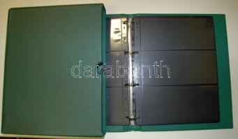 Leuchtturm gyűrűs berakó, 25db barakólappal, ebből 24db 3-as osztású, 1db 2-s osztású, így összesen 148 férőhellyel! Tokkal, zöld színben, újszerű állapotban!