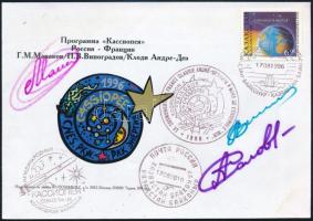 1996 Gennagyij Manakov (1950- ) Pavel Vinogradov (1953- ), orosz és Claudie André-Deshays (1957-) francia űrhajósok aláírásai Cassiopeia emlékborítékon / Signatures of Russian and French astronauts on envelop