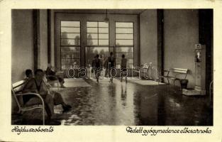 1937 Hajdúszoboszló, Fedett gyógymedence előcsarnoka, fürdőzők. Kiadja Wohlberg Béla (EK)