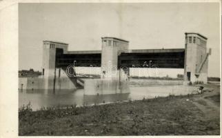 1942 Békésszentandrás, duzzasztó és hajózsilip (akkori nevén Horthy István zsilipmű) a Hármas-Körösön, kerékpár a parton. photo