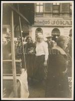 cca 1933 Kinszki Imre (1901-1945) budapesti fotóművész hagyatékából, jelzés nélküli, vintage fotó (Nézelődők a vásárban), 8,5x6,2 cm