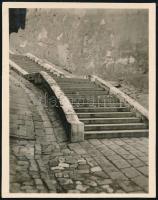 cca 1930 Kinszki Imre (1901-1945) budapesti fotóművész hagyatékából, jelzés nélküli vintage fotó (lépcső), 6x4,5 cm